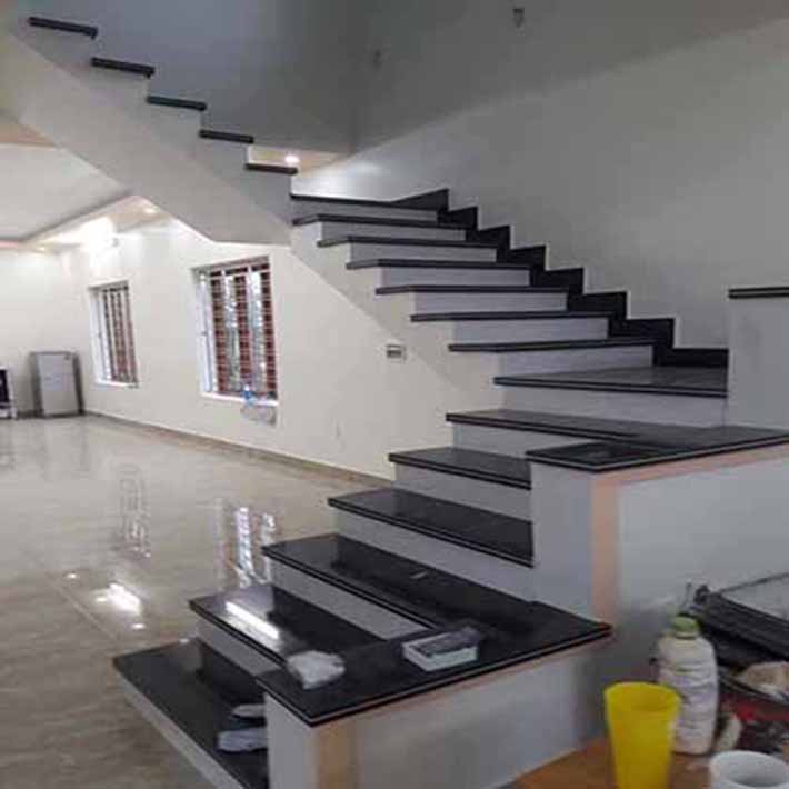 cầu thang đá hoa cương nhà phố