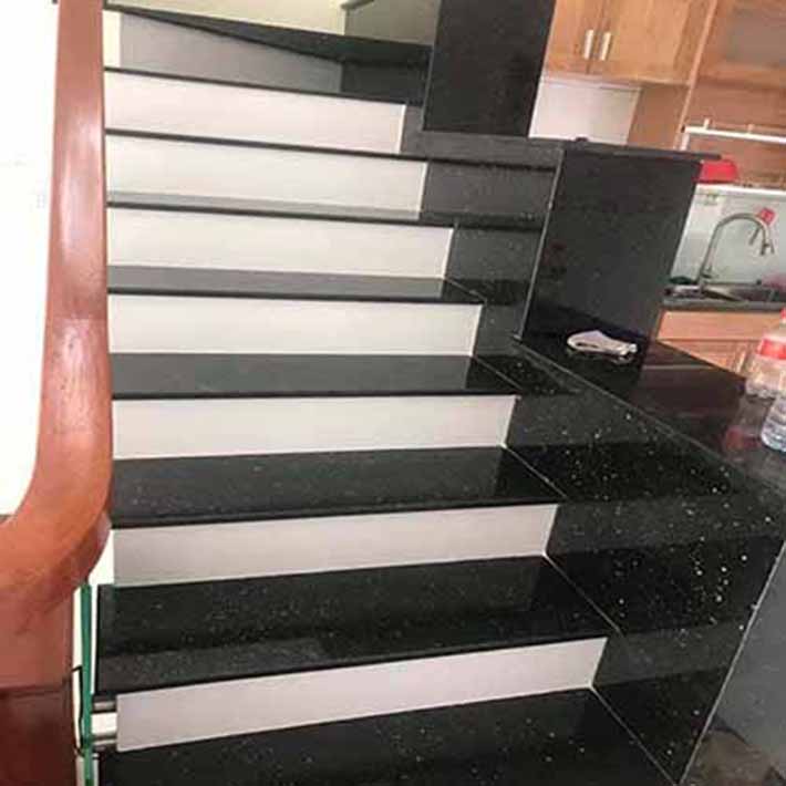 cầu thang đá hoa cương nhà phố