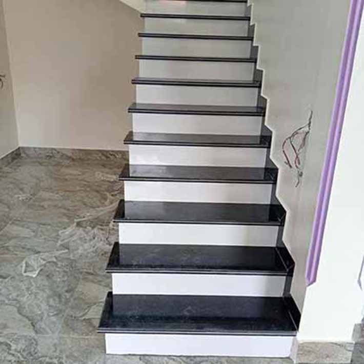 cầu thang đá hoa cương nhà phố