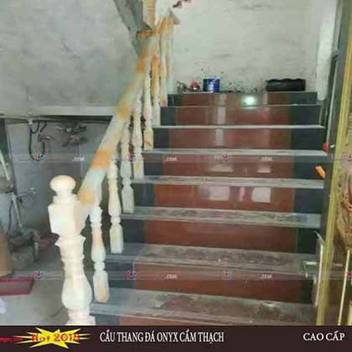cầu thang đá hoa cương nhà phố