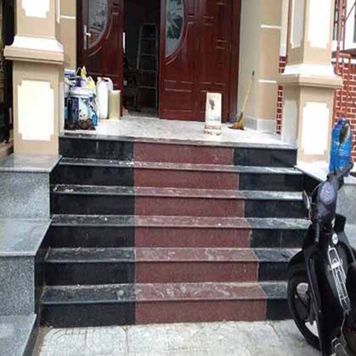 cầu thang đá hoa cương nhà phố