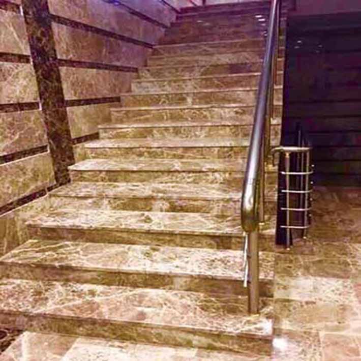 cầu thang đá hoa cương nhà phố
