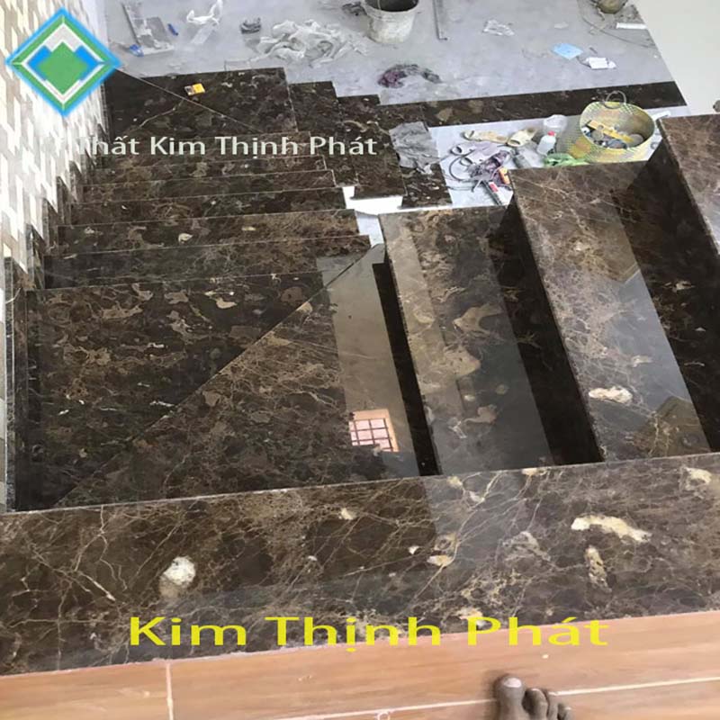 cầu thang đá hoa cương nâu