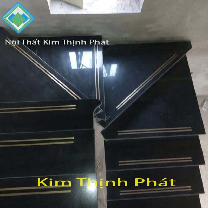 cầu thang đá hoa cương đen