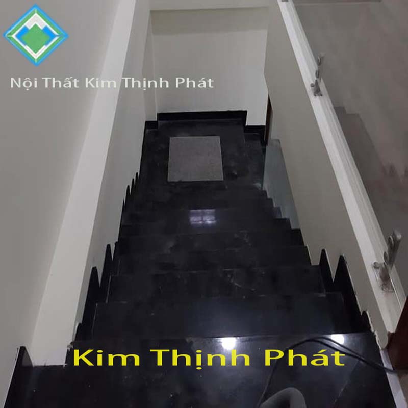 cầu thang đá hoa cương đen