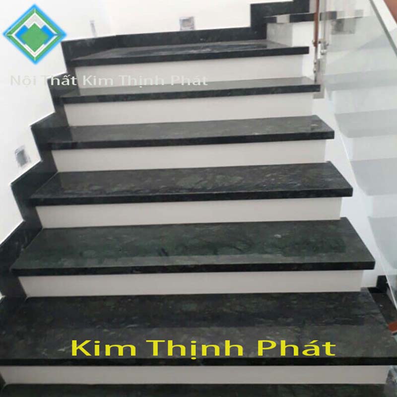 cầu thang đá hoa cương đen