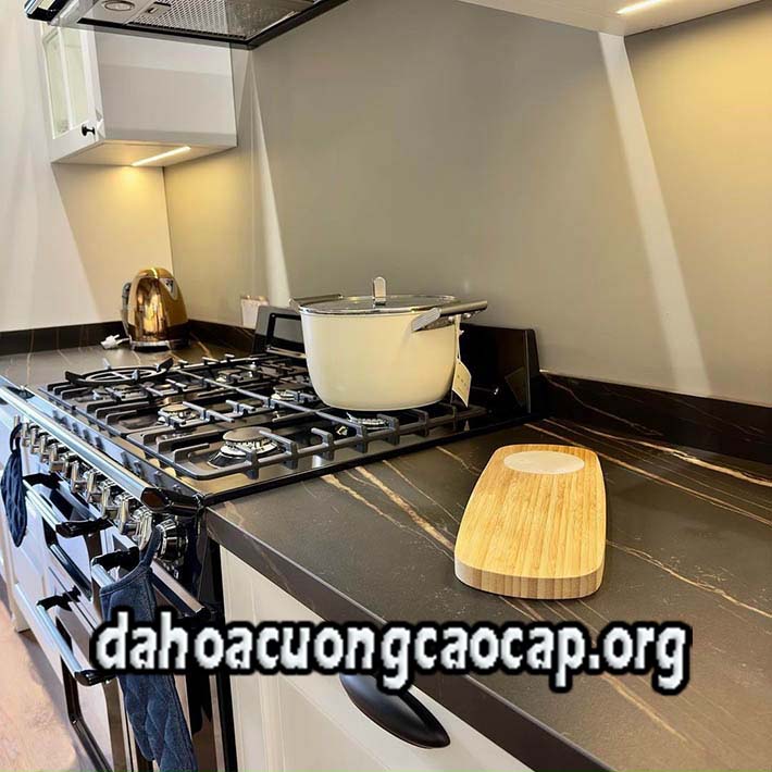 đá hoa cương mặt bếp