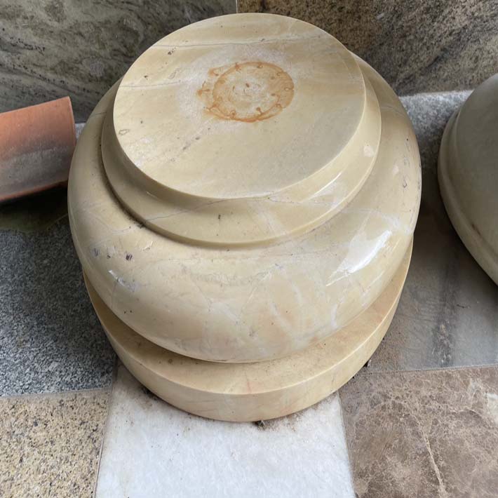 Cột tròn đá khối vàng