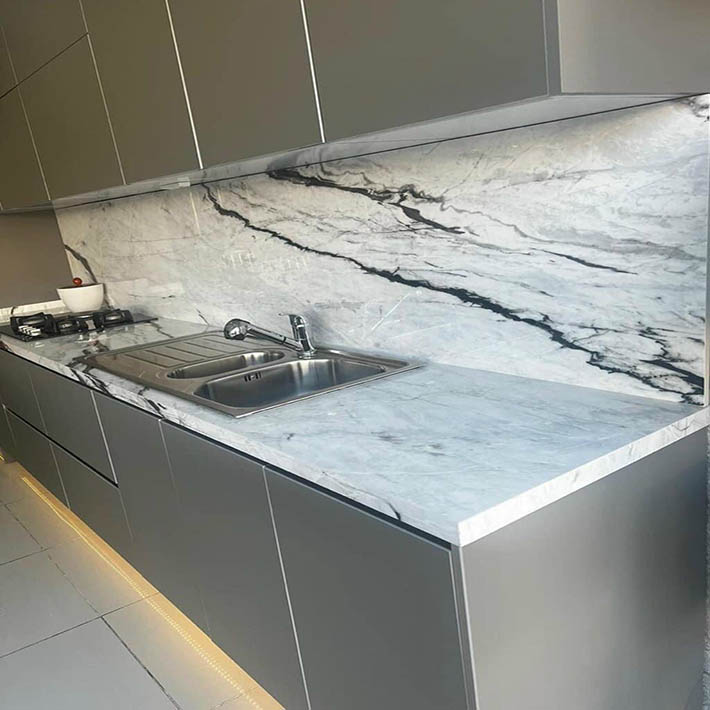 Kho đá tự nhiên bếp màu trắng