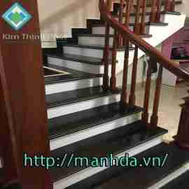 Cầu thang đá mặt nằm đá đen kim sa mặt dựng đá trắng sứ ý